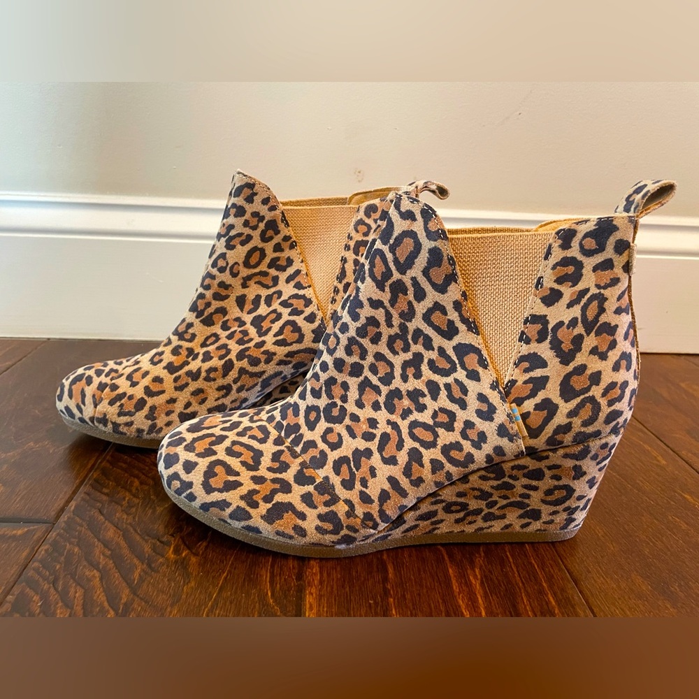 Toms Kelsey Desert Tan Leopard Pull On Wedge Ankle Boots